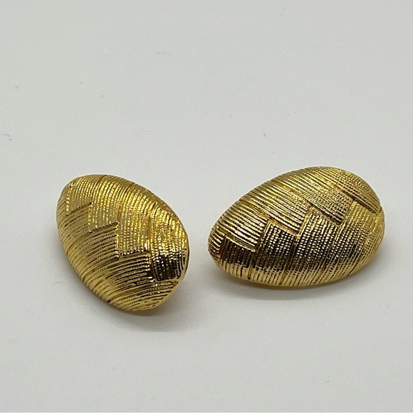Vintage Gold Tone Chevron Textured Clip-on Earrings - Picture 3 of 6